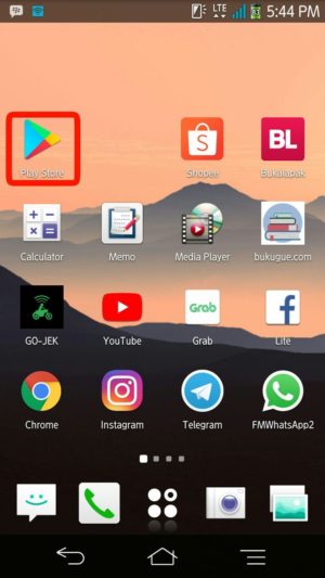 Cara mudah perbaharui aplikasi WhatsApp ke versi paling baru 1 Buka aplikasi playstore di Hp