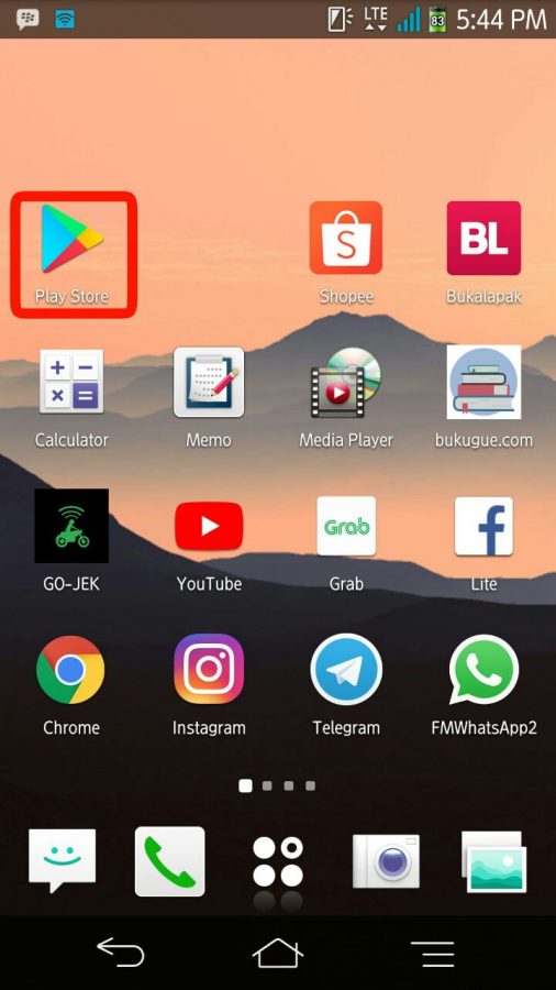 Buka aplikasi playstore di ponsel kamu