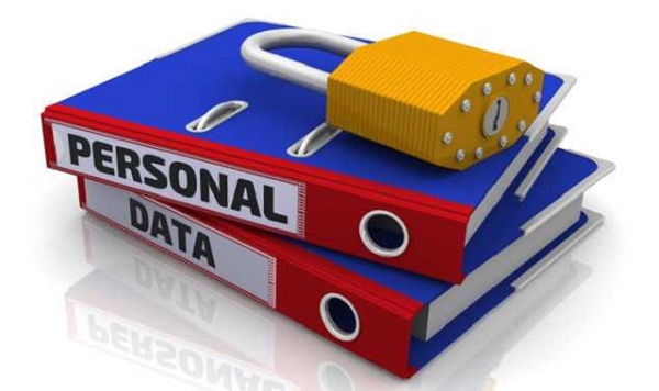 Jangan memajang informasi pribadi di media sosial | Image by: https://www.smallbusiness.co.uk/protect-customers-private-information-2542854/