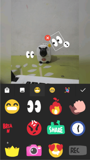 Tambahkan stiker lucu biar foto/video kamu lebih menarik.