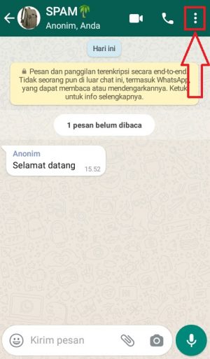 Buka room chat grup Whatsapp yang mau kamu hapus chat-nya dan tekan menu titik tiga yang ada di pojok kanan atas.